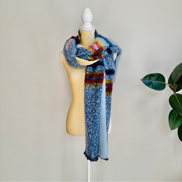 Steve Madden soft large plaid pashmina/ wrap scarf - Picture 2 of 6